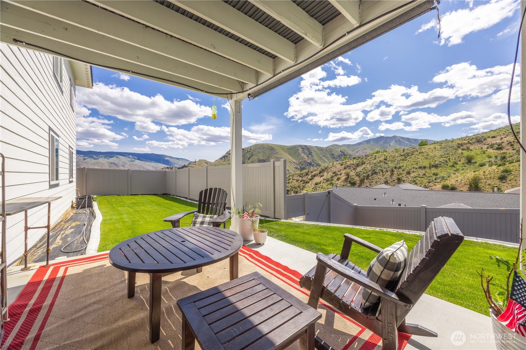 9968 Griffith Place Entiat, WA 98822 - Photo 30 of 38 a view of a chairs and table in the patio