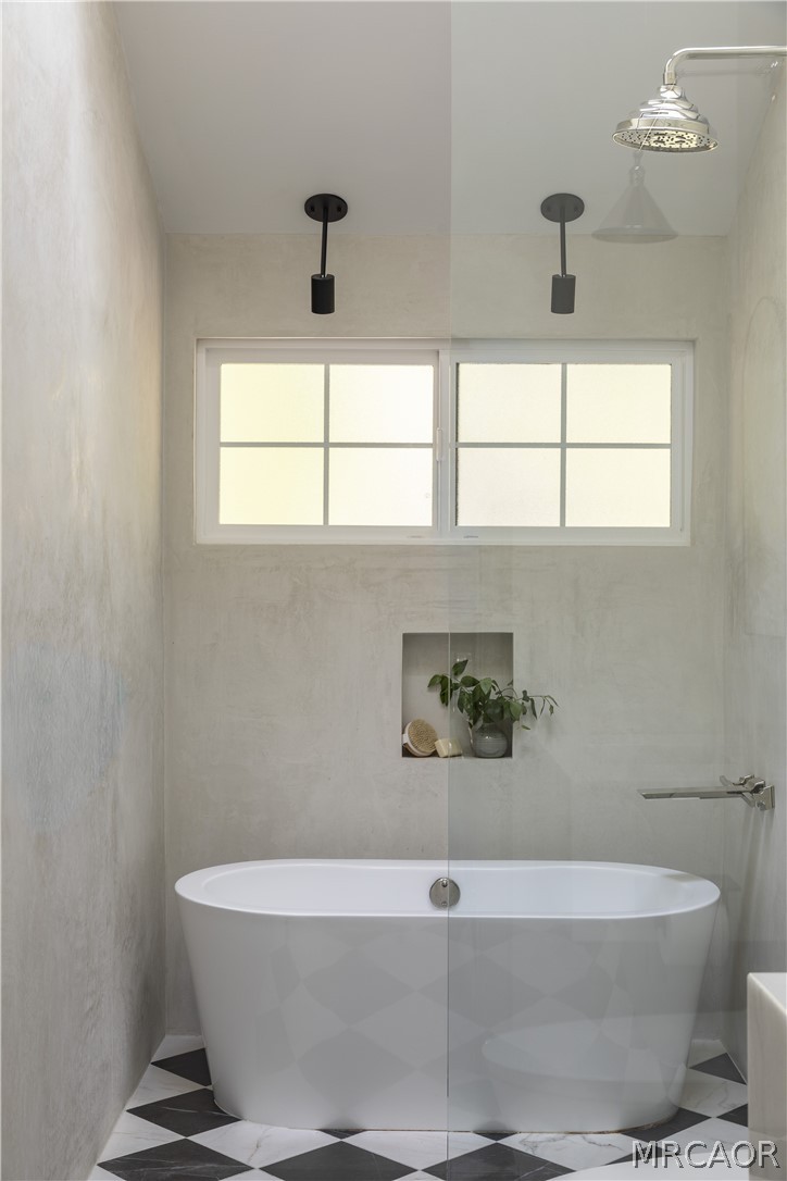27643 West Shore Road, Unit 2 Lake Arrowhead, CA 92352 - Photo 17 of 28 a bathroom with a bathtub and window
