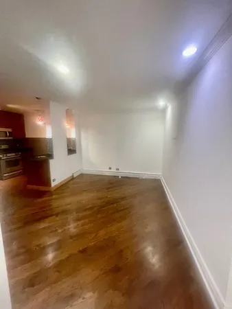 $1,550 | 7306 North Winchester Avenue, Unit 205, Chicago, IL 60626