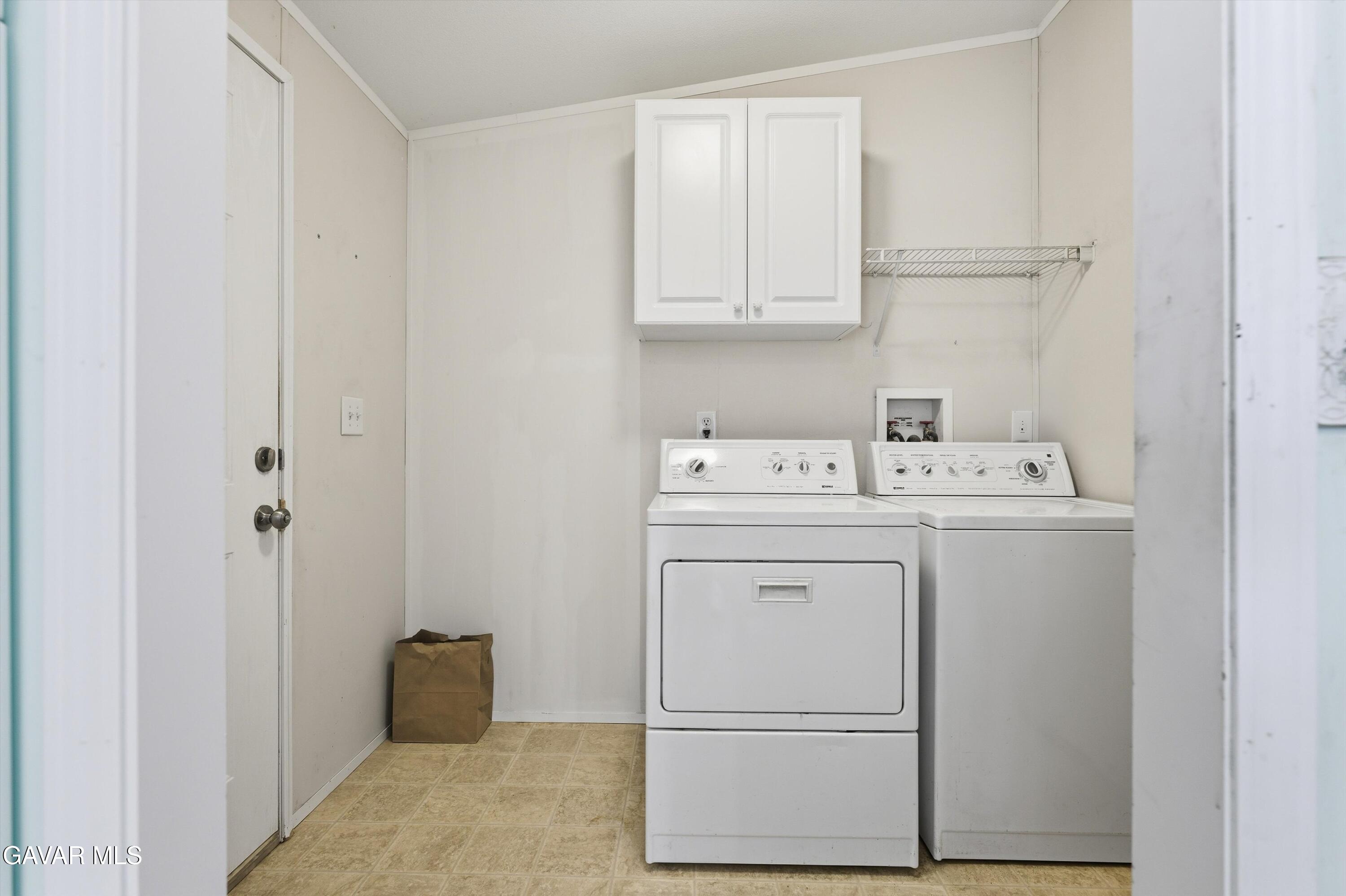 1900 Sandra Way Rosamond, CA 93560 - Photo 14 of 20 a utility room with dryer and washer