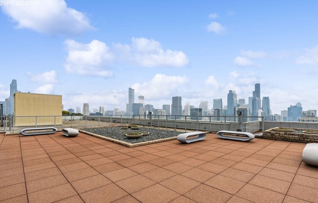 500 West Superior Street, Unit 802 Chicago, IL 60654 - Photo 25 of 28 a view of a terrace