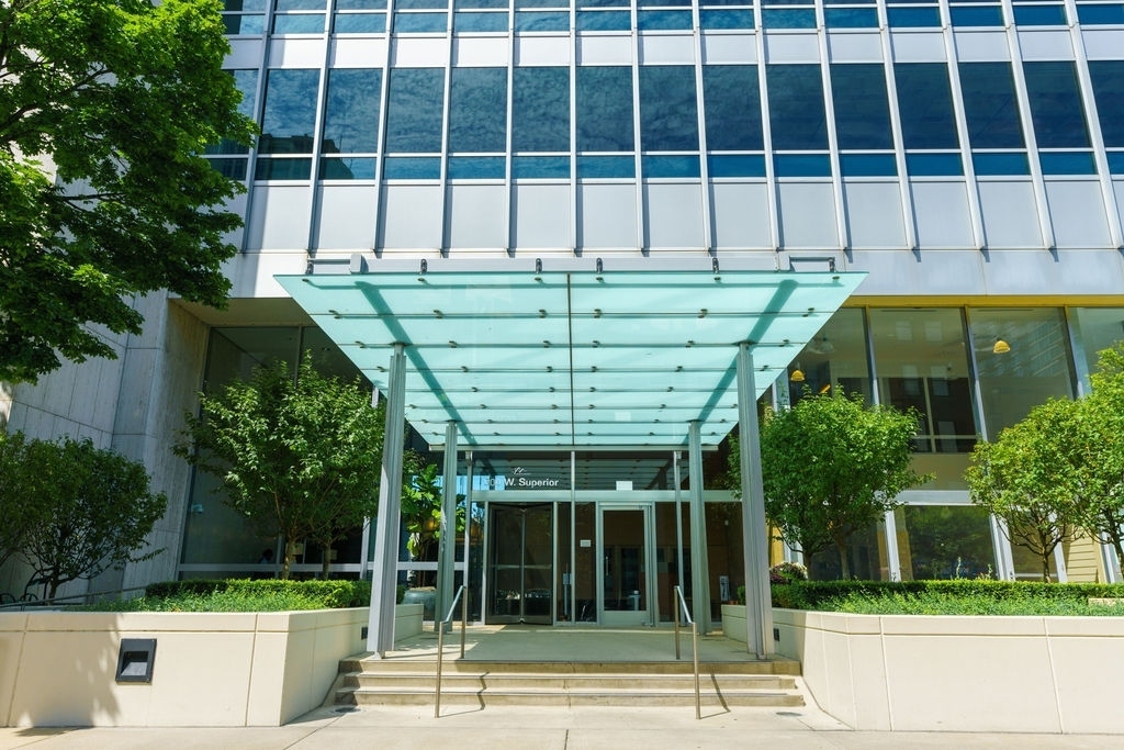 500 West Superior Street, Unit 802 Chicago, IL 60654 - Photo 27 of 28 a view of a building with a backyard