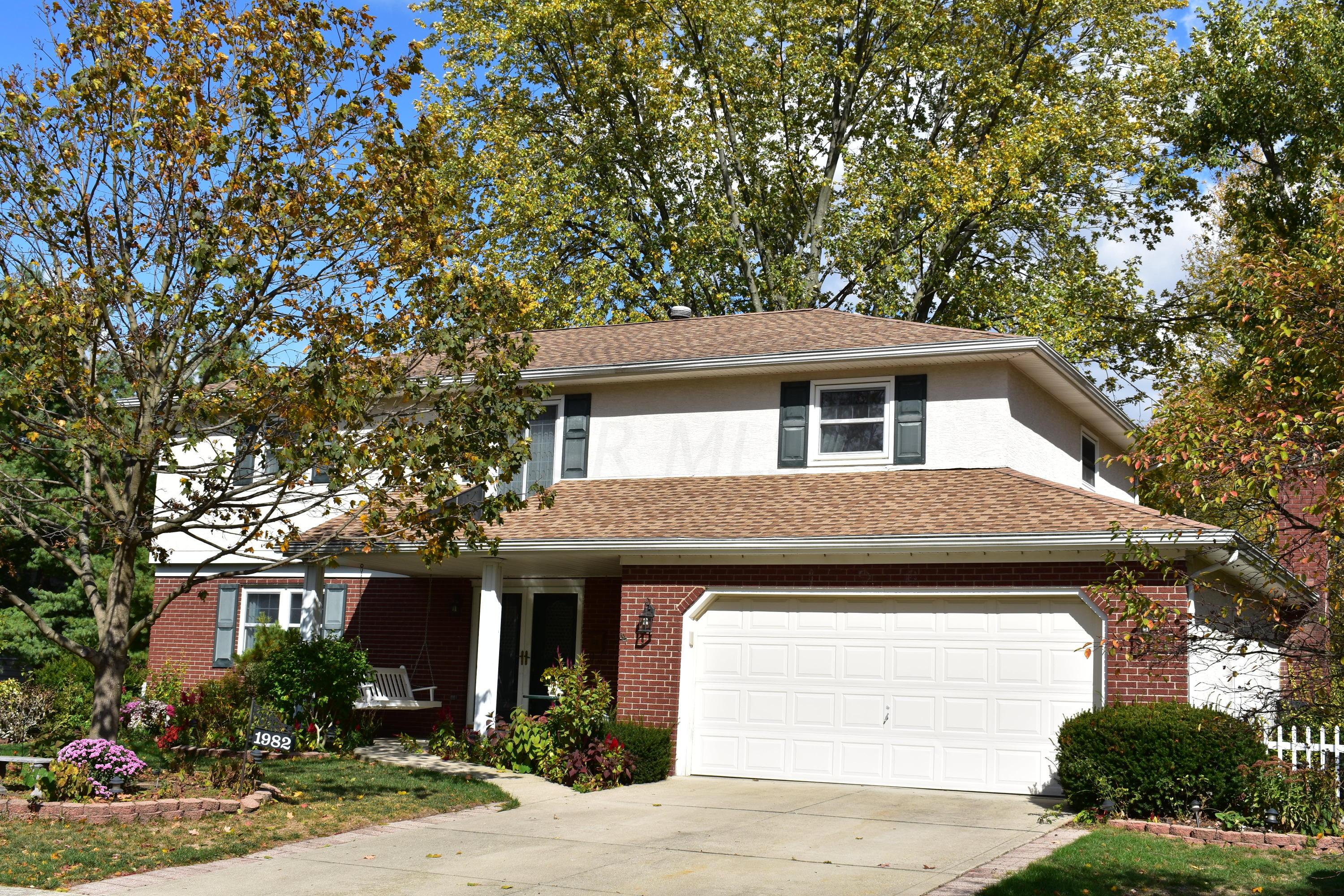 1982 Oak Point Circle Columbus, OH 43229 - Photo 2 of 24