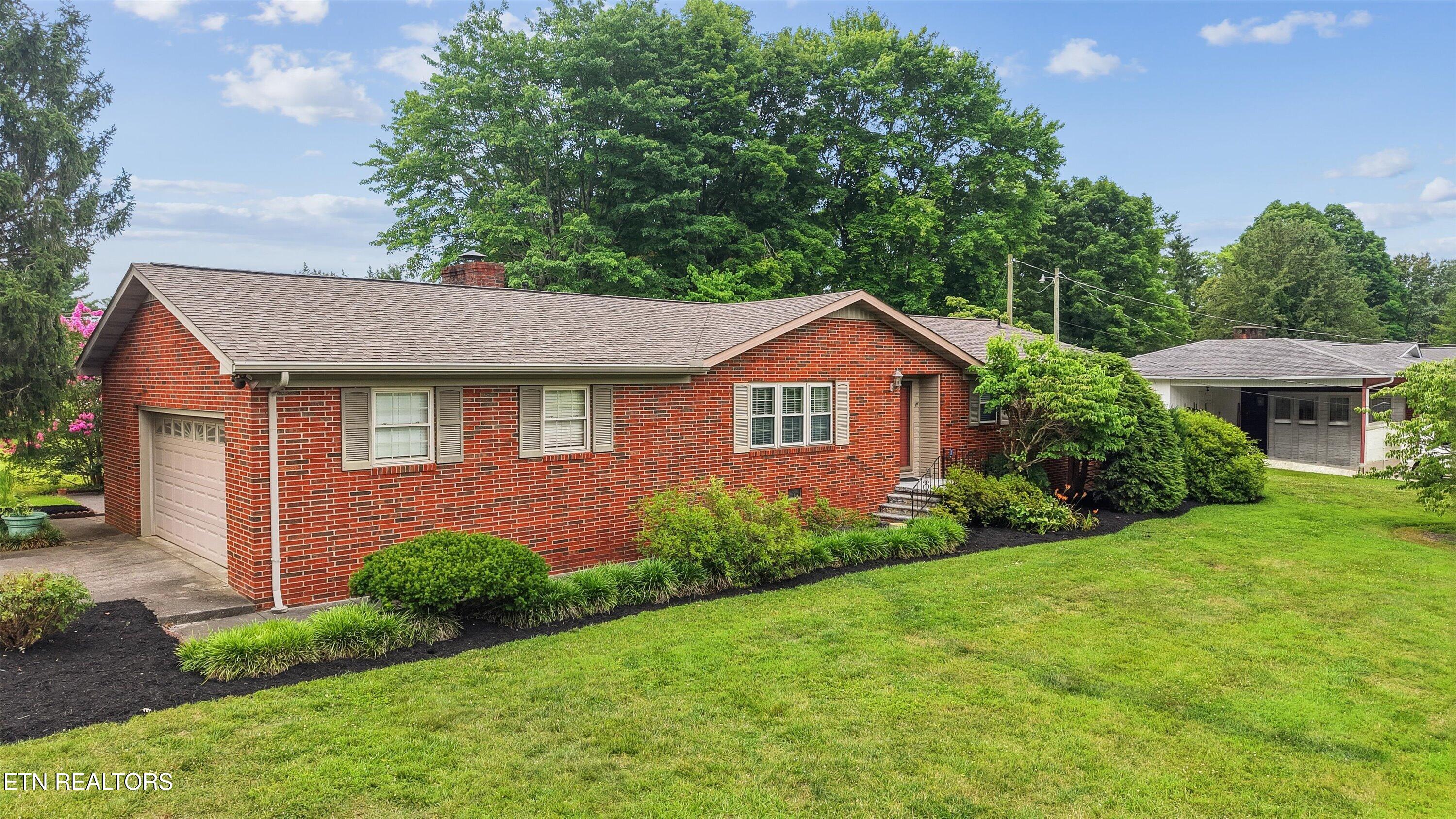 827 West Cunningham Street Alcoa, TN 37701 - Photo 2 of 43 02-827 W Cunningham St02