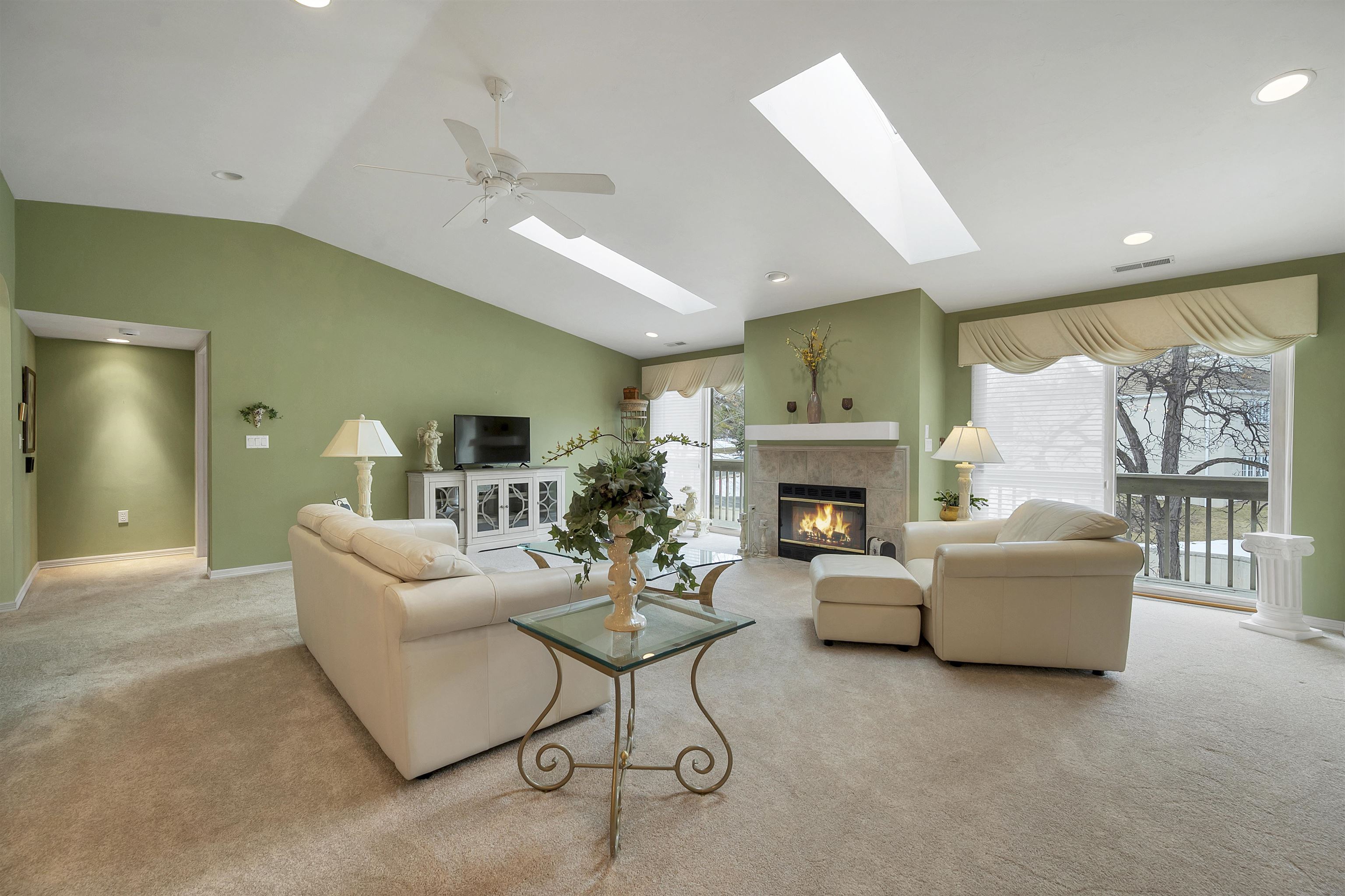 1600 Rustic Oaks Court, Unit 28 Green Bay, WI 54301 - Photo 2 of 45