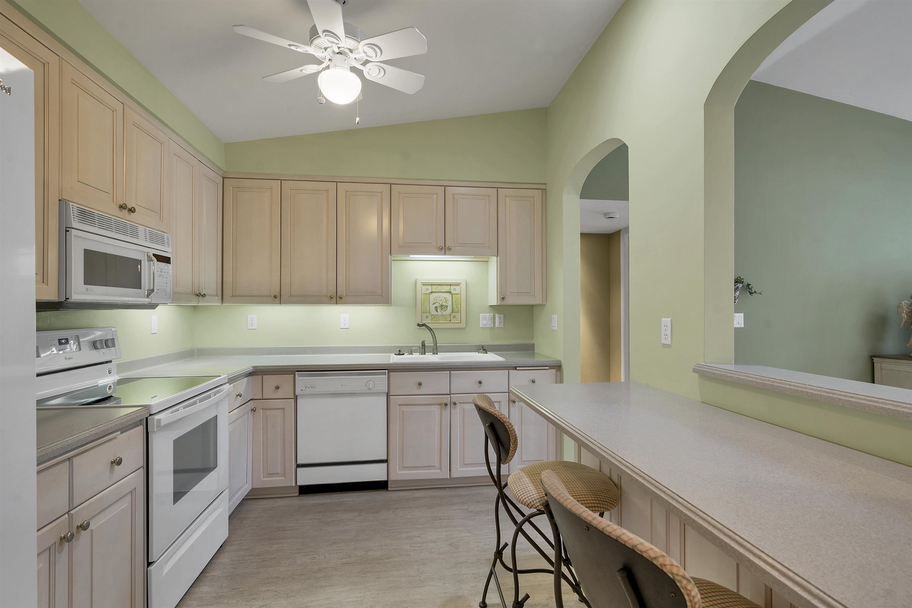 1600 Rustic Oaks Court, Unit 28 Green Bay, WI 54301 - Photo 4 of 45