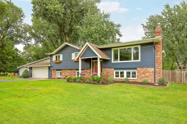 $1,095,000 | 193 Ridgeview Drive, Wayzata, MN 55391