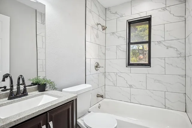 a close view of utility room with washer and dryer