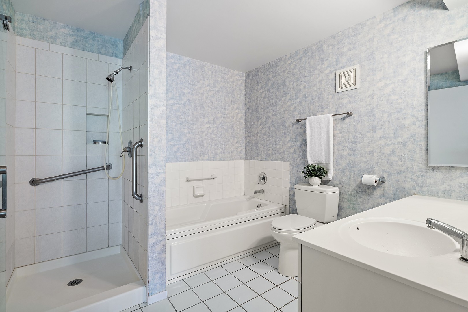 5020 Arbor Lane, Unit 203 Northfield, IL 60093 - Photo 12 of 19