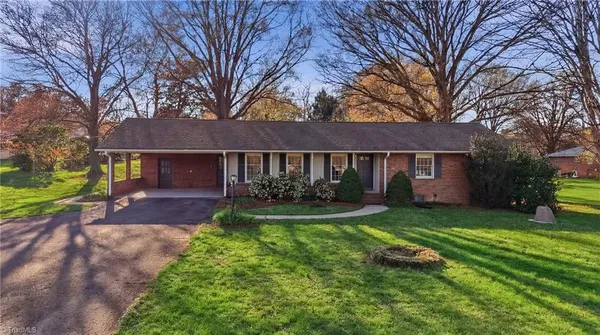 $325,000 | 2862 Spicewood Drive, Pfafftown, NC 27040