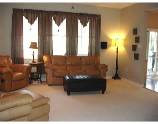 5003 Oak Point Drive McKees Rocks, PA 15136 - Photo 6 of 12 Family Room.