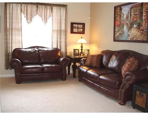 5003 Oak Point Drive McKees Rocks, PA 15136 - Photo 7 of 12 Living Room.