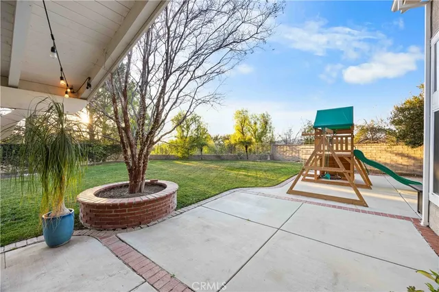 a view of a patio with garden and plants