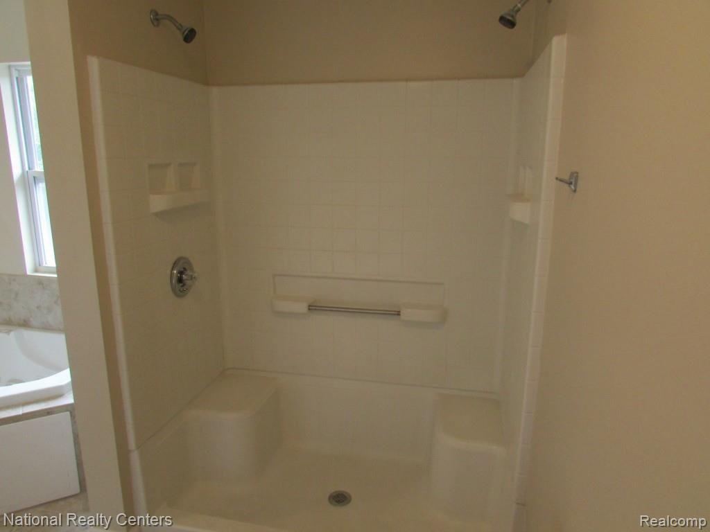 3945 Elmhurst Road Waterford, MI 48328 - Photo 16 of 23 IMG_0752.jpg