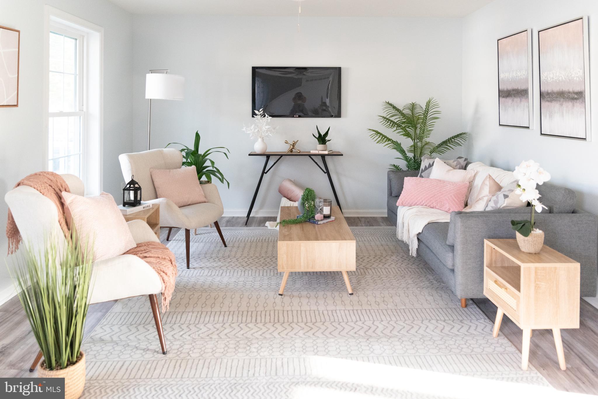 825 Selby Boulevard Edgewater, MD 21037 - Photo 4 of 55 Living Room
