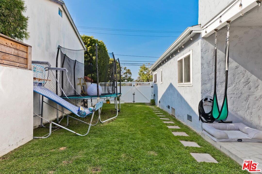 434 West Maple Avenue El Segundo, CA 90245 - Photo 28 of 29 a backyard of a house with table and chairs
