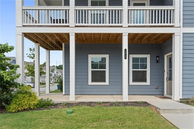 a view of a house with backyard and porch