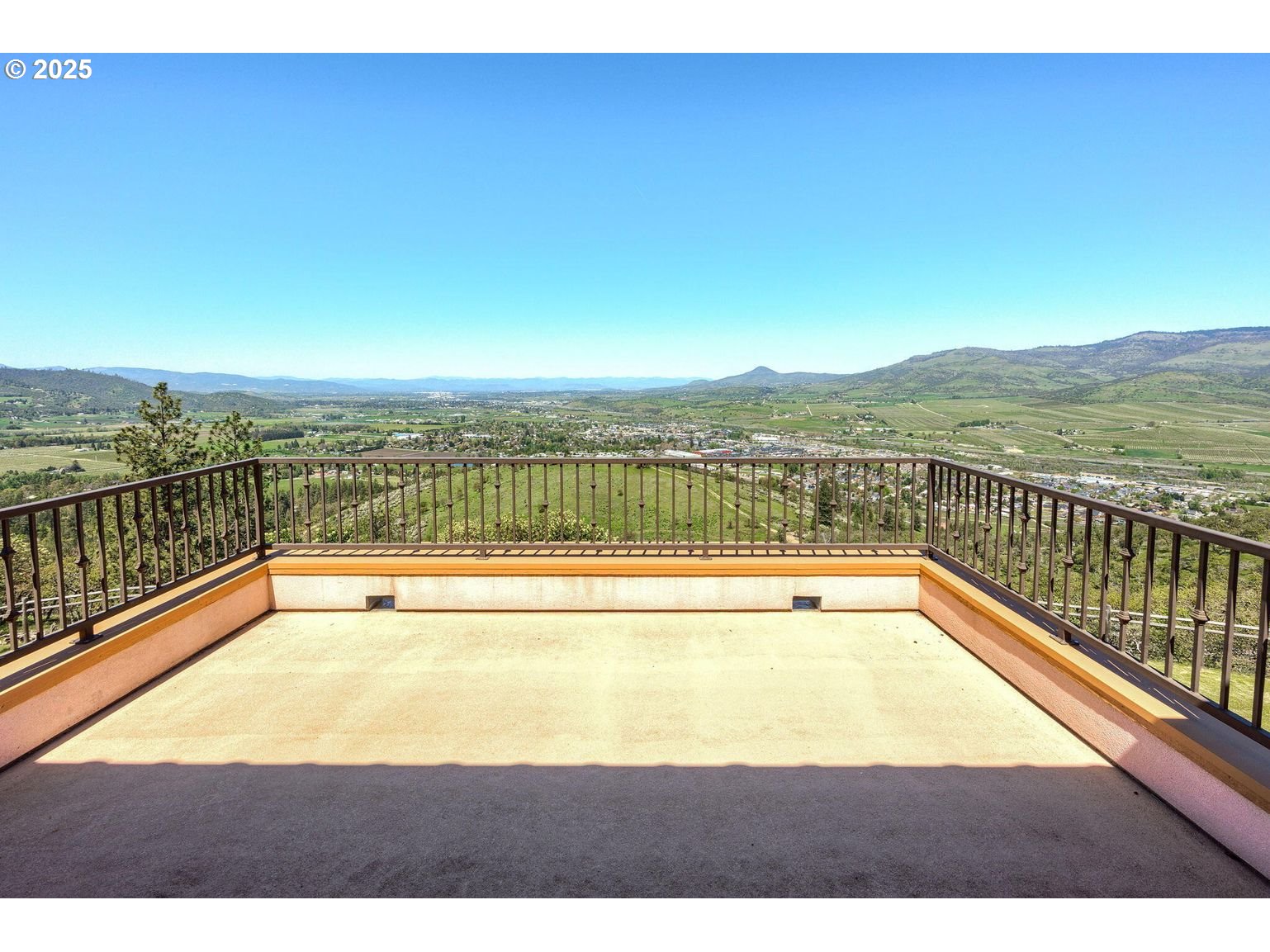 2816 Quail Run Road Talent, OR 97540 - Photo 30 of 43 a view of a swimming pool with an ocean view