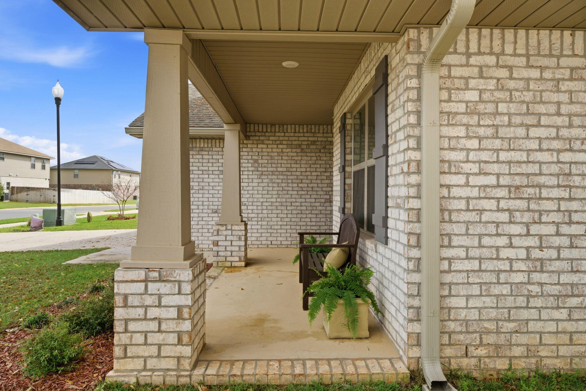142 Ridgeway Circle Crestview, FL 32536 - Photo 5 of 41 a bathroom with a shower and a tub