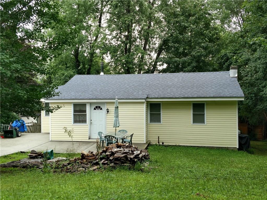 Newer vinyl siding & roof~