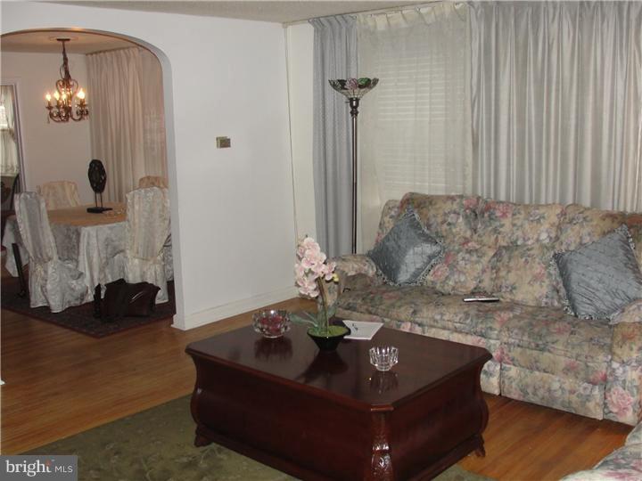 3571 Primrose Road Philadelphia, PA 19114 - Photo 2 of 12 Living Room