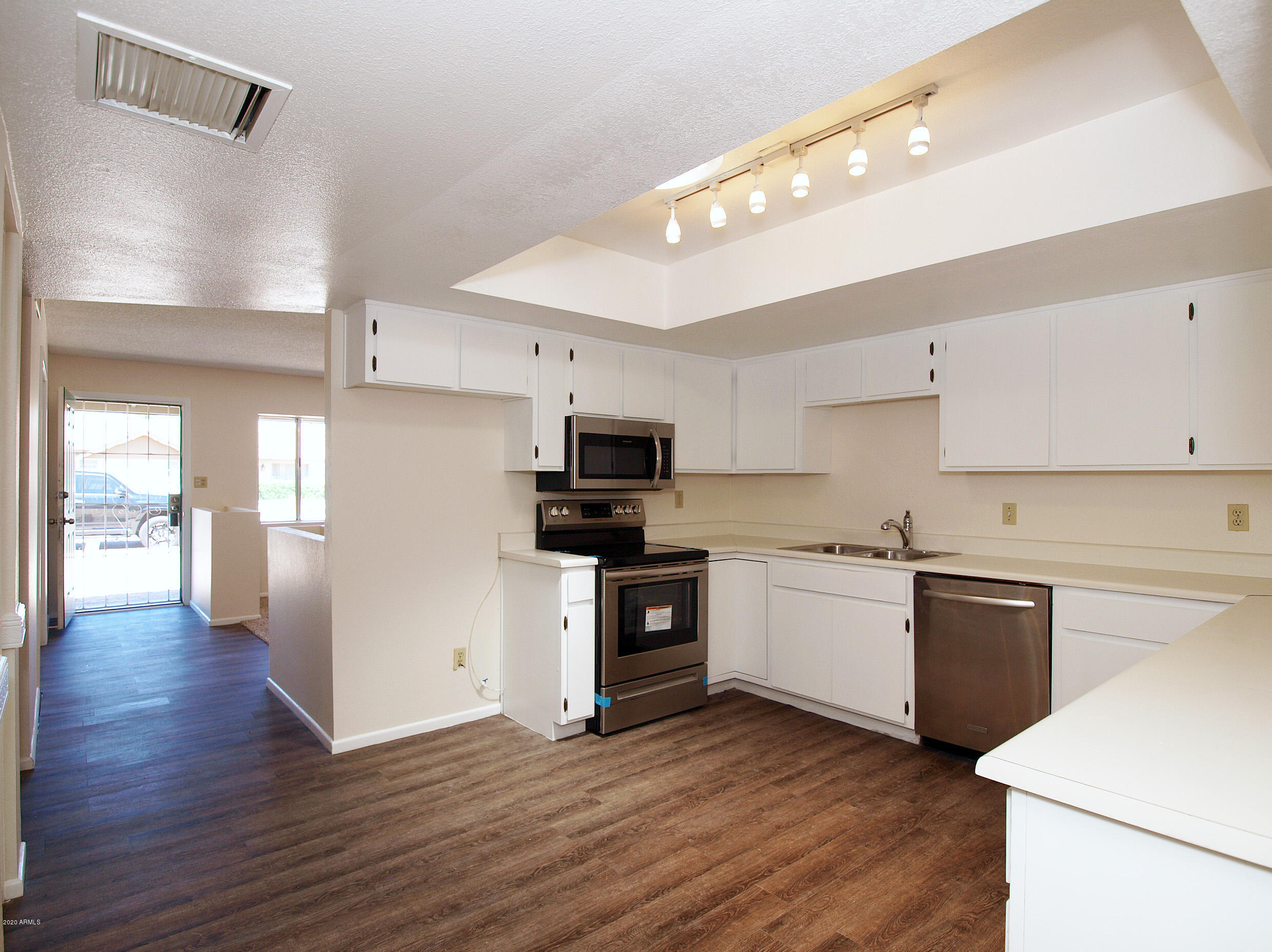 4115 West Griswold Road Phoenix, AZ 85051 - Photo 6 of 22 7