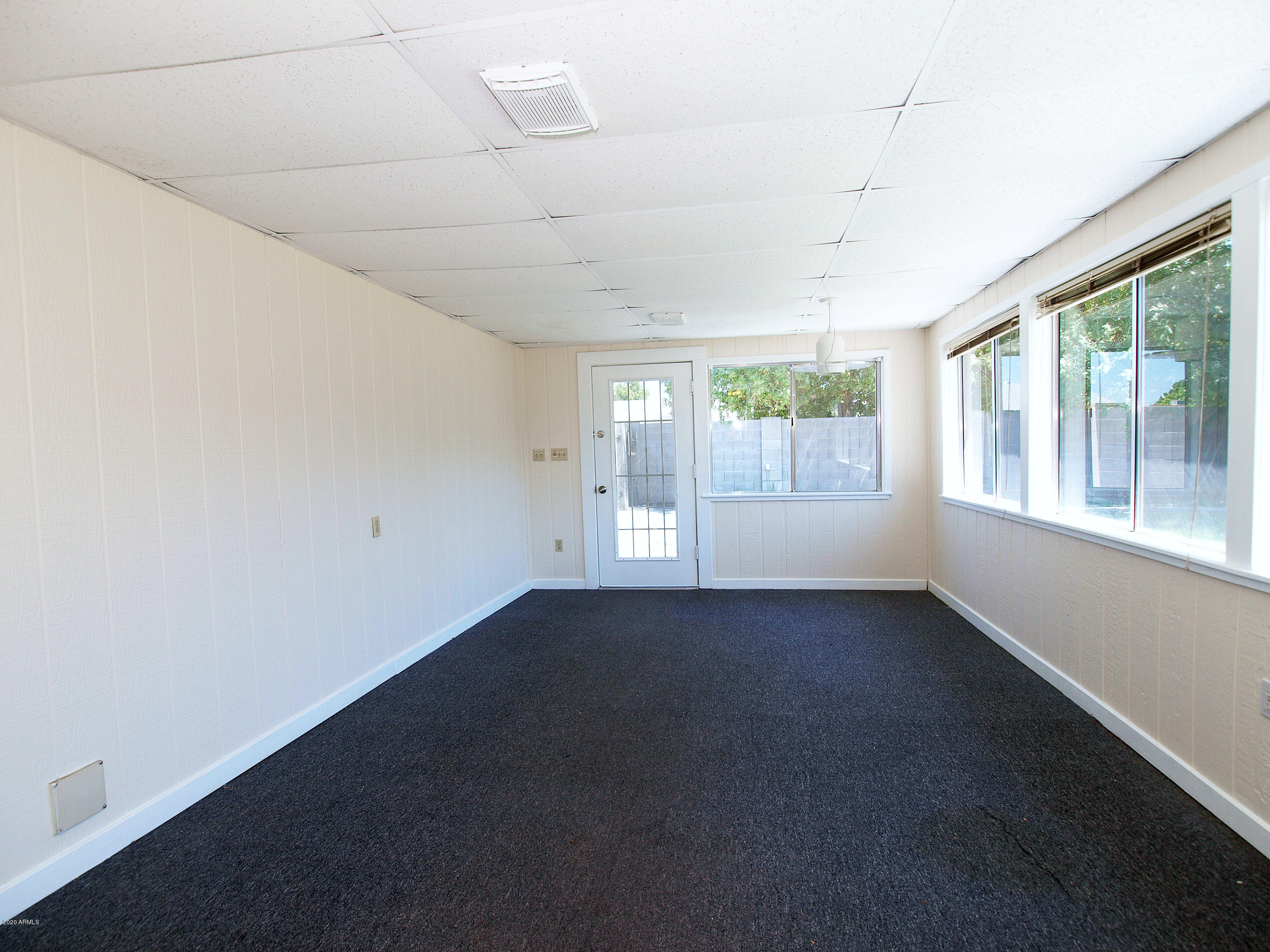 4115 West Griswold Road Phoenix, AZ 85051 - Photo 8 of 22 9