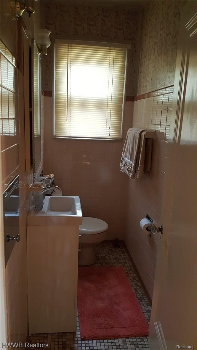 912 Barrington Road Grosse Pointe, MI 48230 - Photo 5 of 26 Powder Room