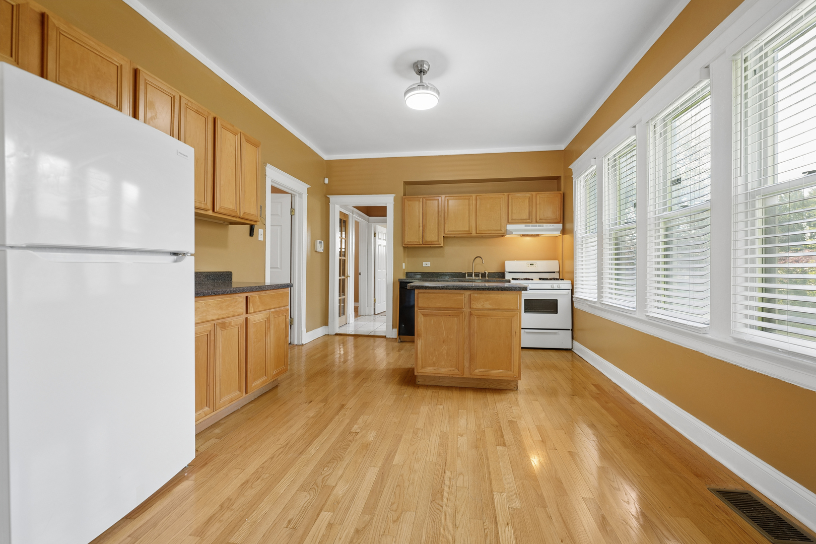 7545 South Ridgeland Avenue Chicago, IL 60649 - Photo 12 of 25
