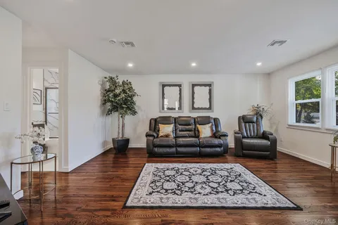 $1,489,000 | 2 Polo Street, Dix Hills, NY 11746