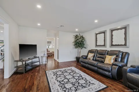 $1,489,000 | 2 Polo Street, Dix Hills, NY 11746