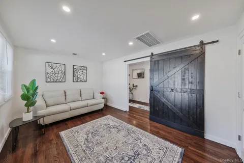 $1,489,000 | 2 Polo Street, Dix Hills, NY 11746