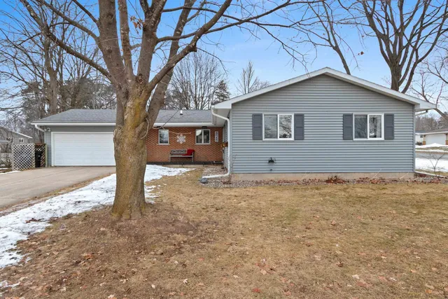 $299,900 | 828 East Robin Lane, Shawano, WI 54166