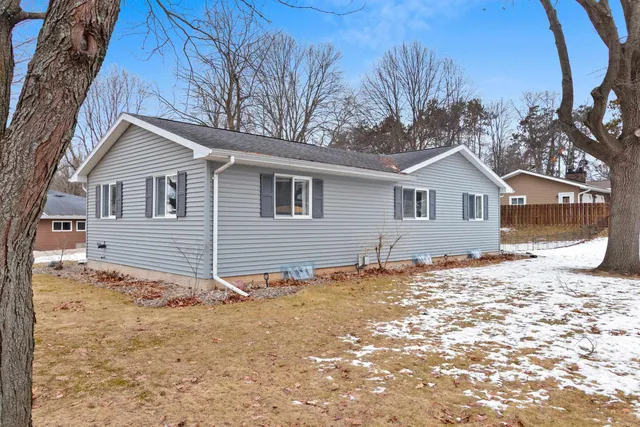 $299,900 | 828 East Robin Lane, Shawano, WI 54166