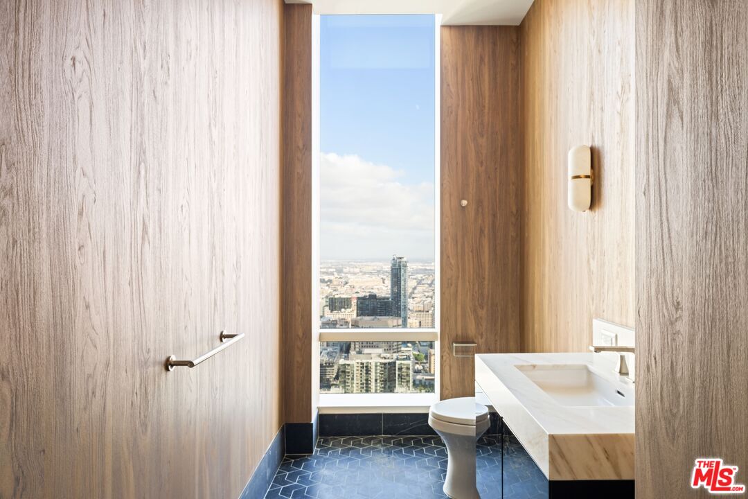 1000 West 8th Street, Unit PH5805 Los Angeles, CA 90017 - Photo 15 of 56 a bathroom with a sink and a bathtub