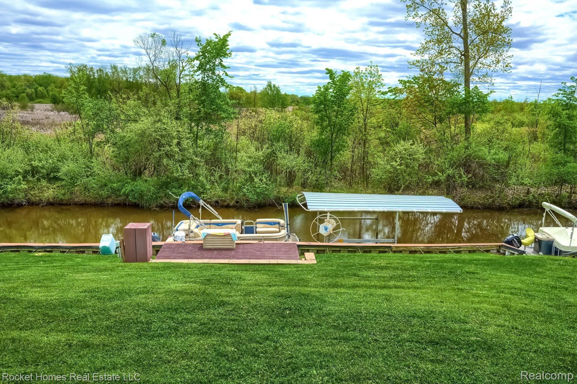 13573 South Horrell Road Fenton, MI 48430 - Photo 25 of 35 10_Amenities_IMG00345.JPG