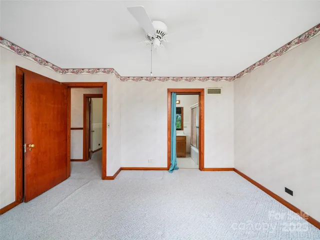 a view of empty room with ceiling fan