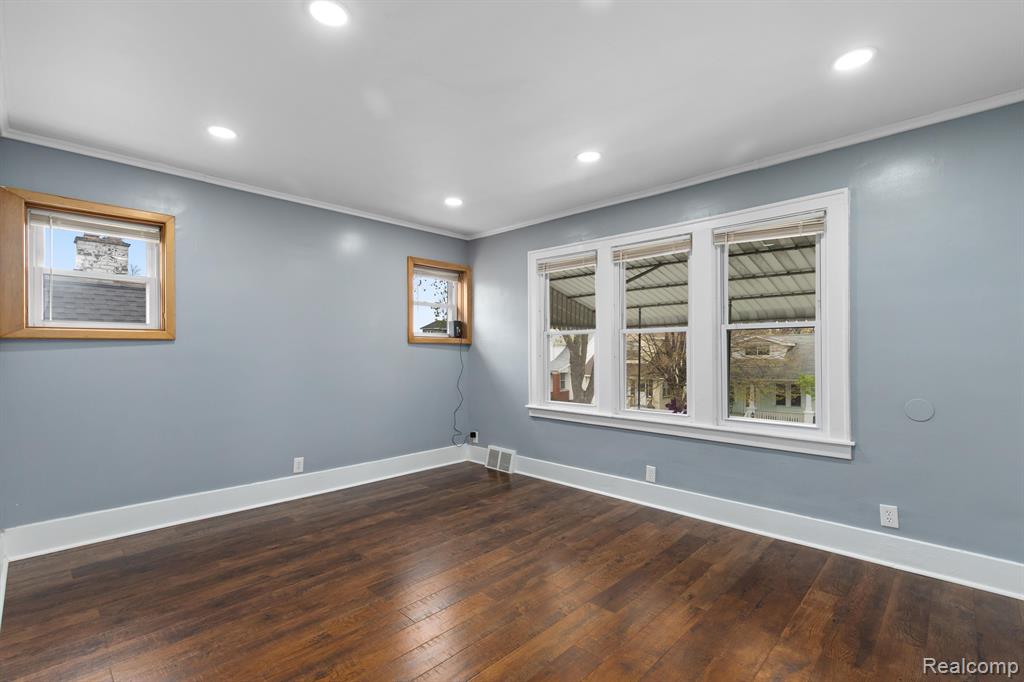 1347 Wayburn Street Grosse Pointe, MI 48230 - Photo 17 of 32