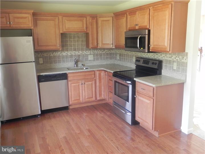 27 Larkspur Road Levittown, PA 19056 - Photo 2 of 11 Kitchen
