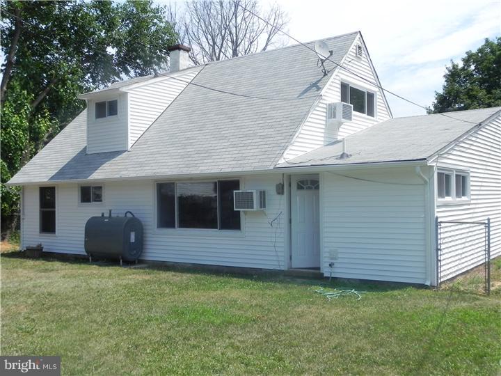 27 Larkspur Road Levittown, PA 19056 - Photo 10 of 11 Exterior Back