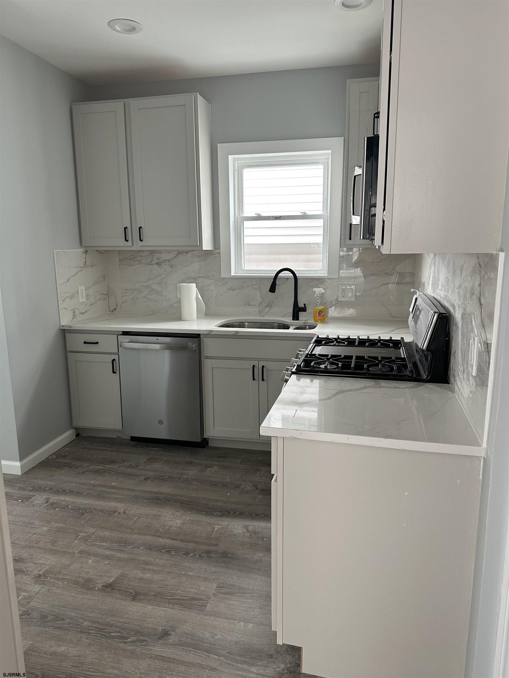 12 South Jackson Avenue, Unit SECOND Atlantic City, NJ 08401 - Photo 8 of 17 a kitchen that has a sink and a stove in it