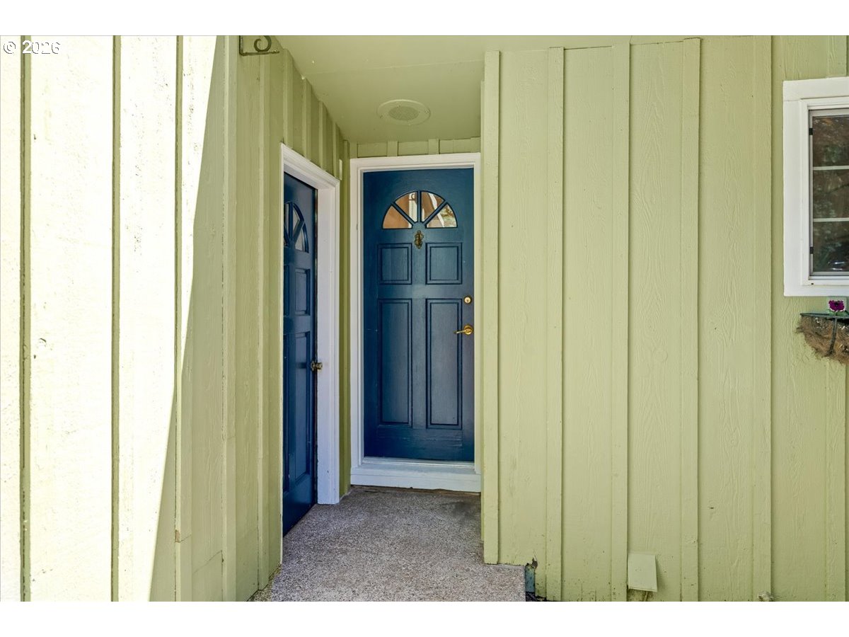 10332 Southwest Lancaster Road Portland, OR 97219 - Photo 4 of 48
