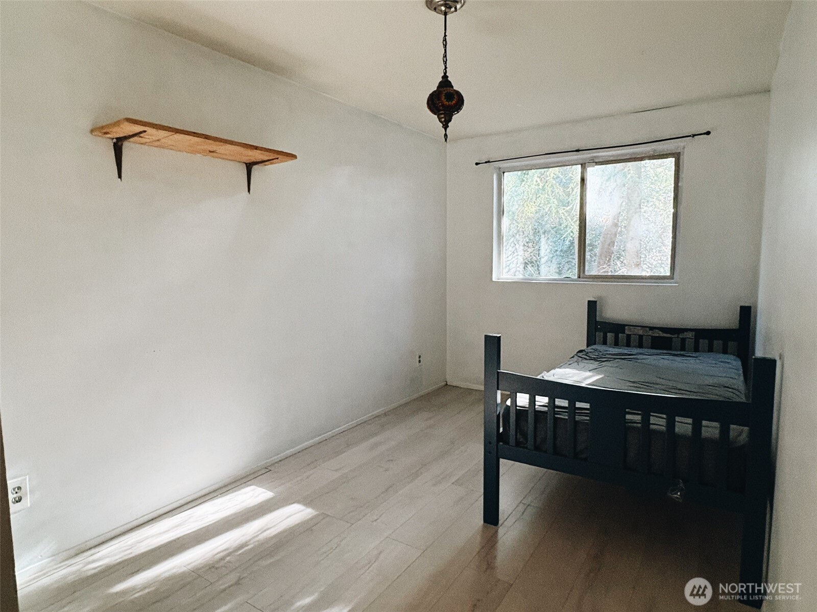 3257 East Harbor Road Langley, WA 98260 - Photo 9 of 20 a workspace with furniture and a window