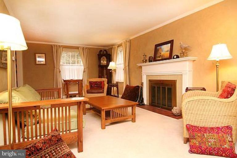 719 Howard Road Pikesville, MD 21208 - Photo 2 of 21 Living Room