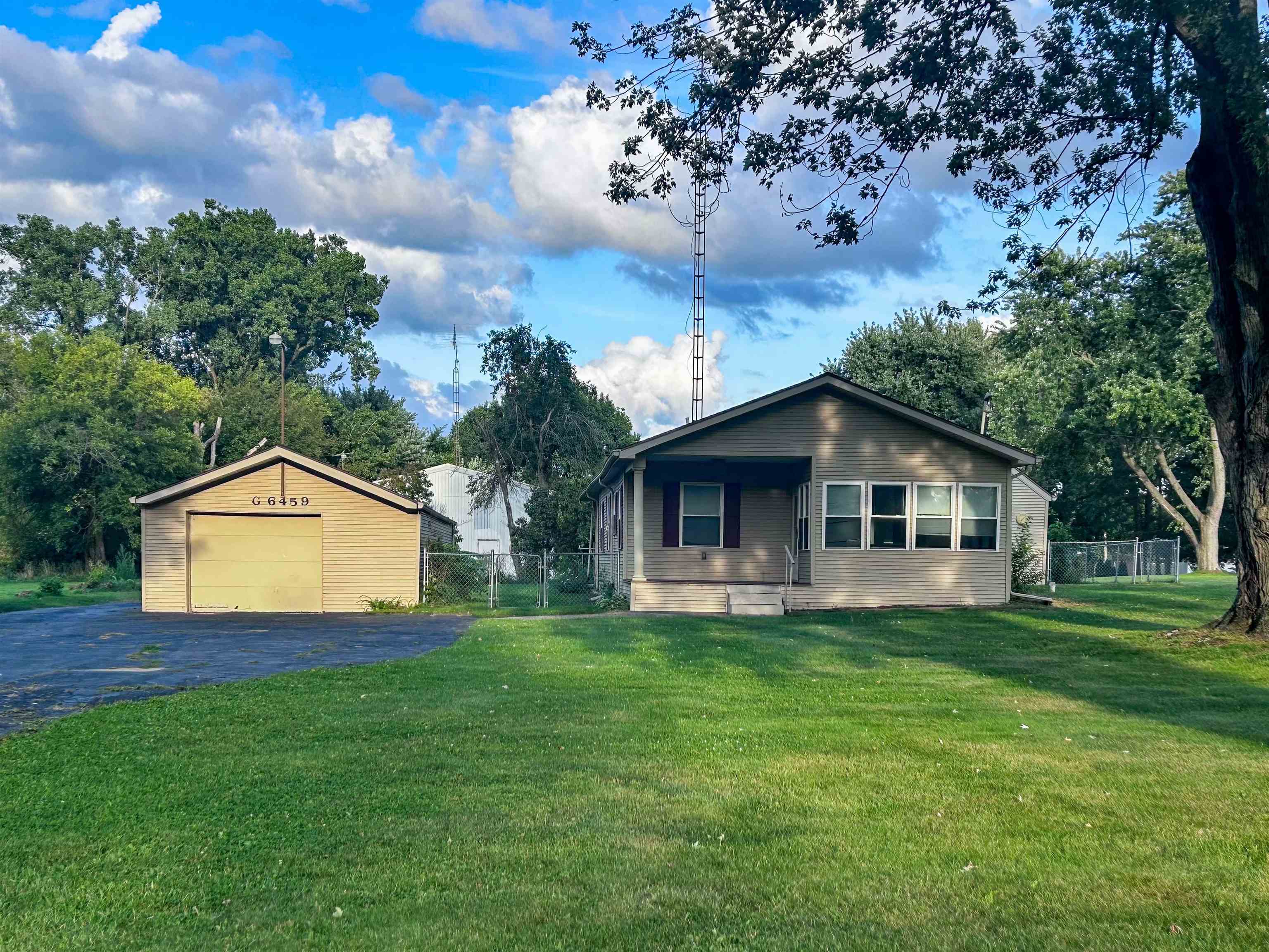 6459 Fenton Road Flint, MI 48507 - Photo 1 of 33 50187429-6f01dcd9-f7b7-4209-9c0d-052f8c1d81dc.JPG