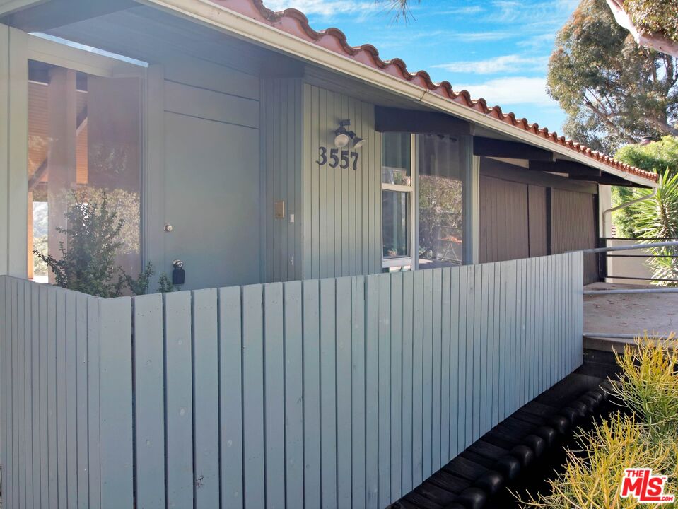 3557 Serra Road Malibu, CA 90265 - Photo 4 of 18