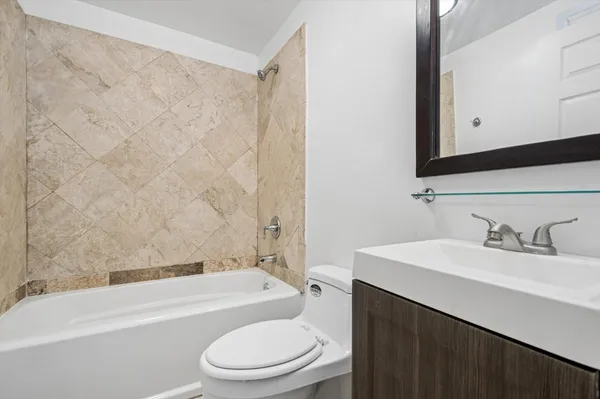$225,000 | 3849 West Ainslie Street, Unit 1, Chicago, IL 60625