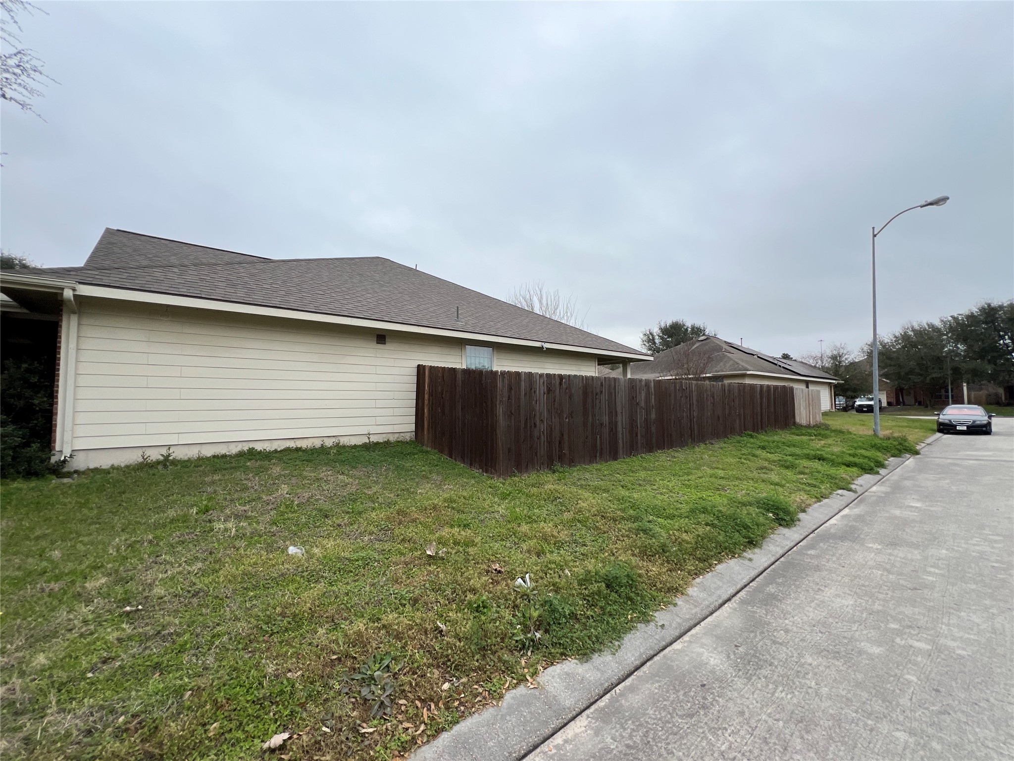 20002 Karlanda Lane Houston, TX 77073 - Photo 4 of 24 a backyard of a house