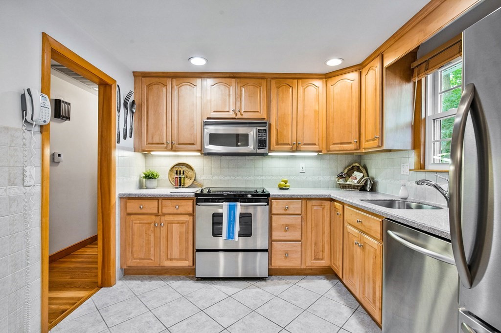 109 Spallus Road Stoughton, MA 02072 - Photo 7 of 41