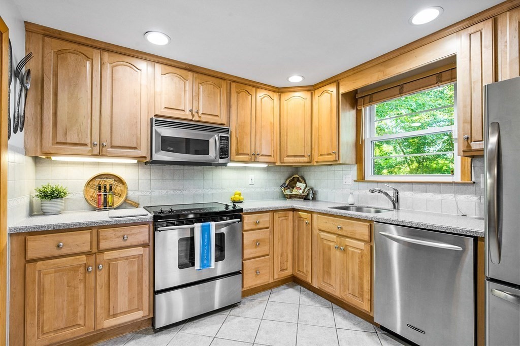 109 Spallus Road Stoughton, MA 02072 - Photo 8 of 41